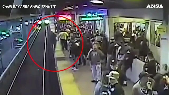 Cade sui binari della metro mentre arriva treno: salvato