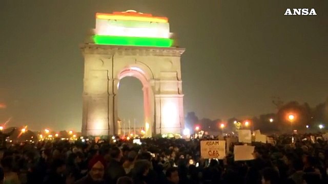 L'India s'infiamma, scontri e morti nelle proteste