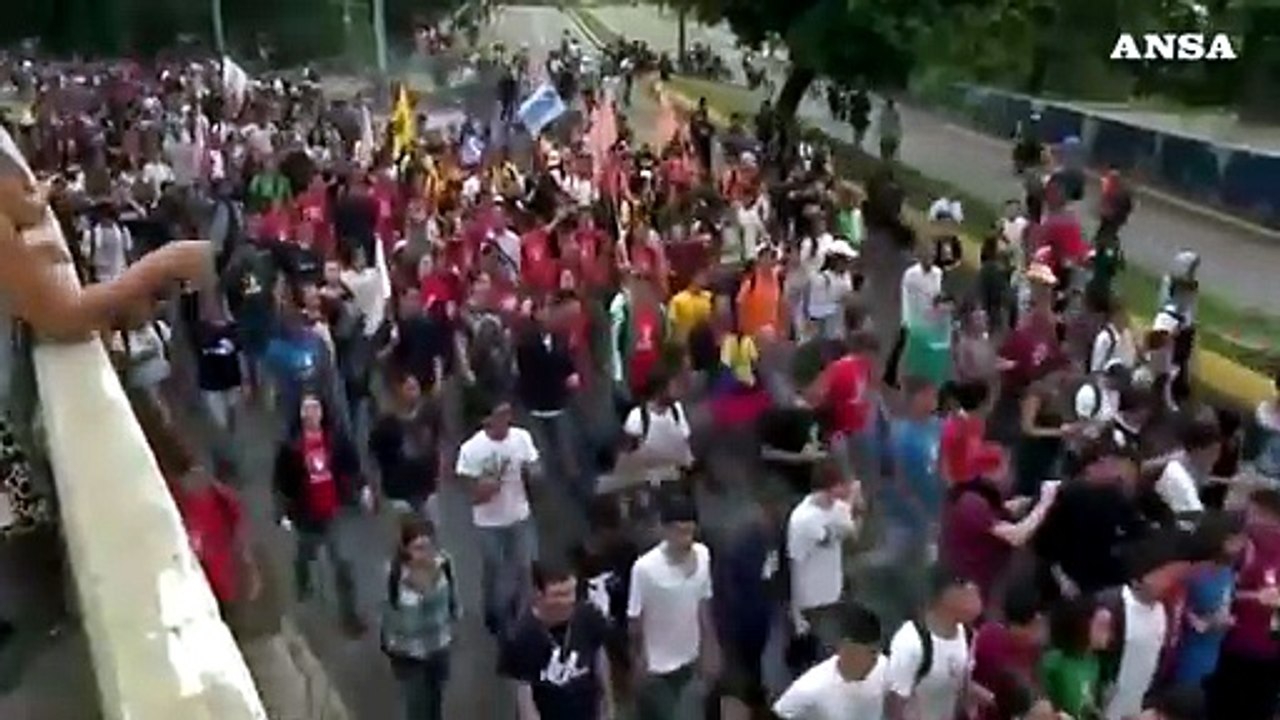 Venezuela, studenti pro e contro Maduro sfilano...