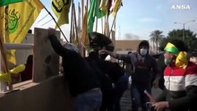 Manifestanti pro-Iran si ritirano dall'ambasciata Usa a Baghdad
