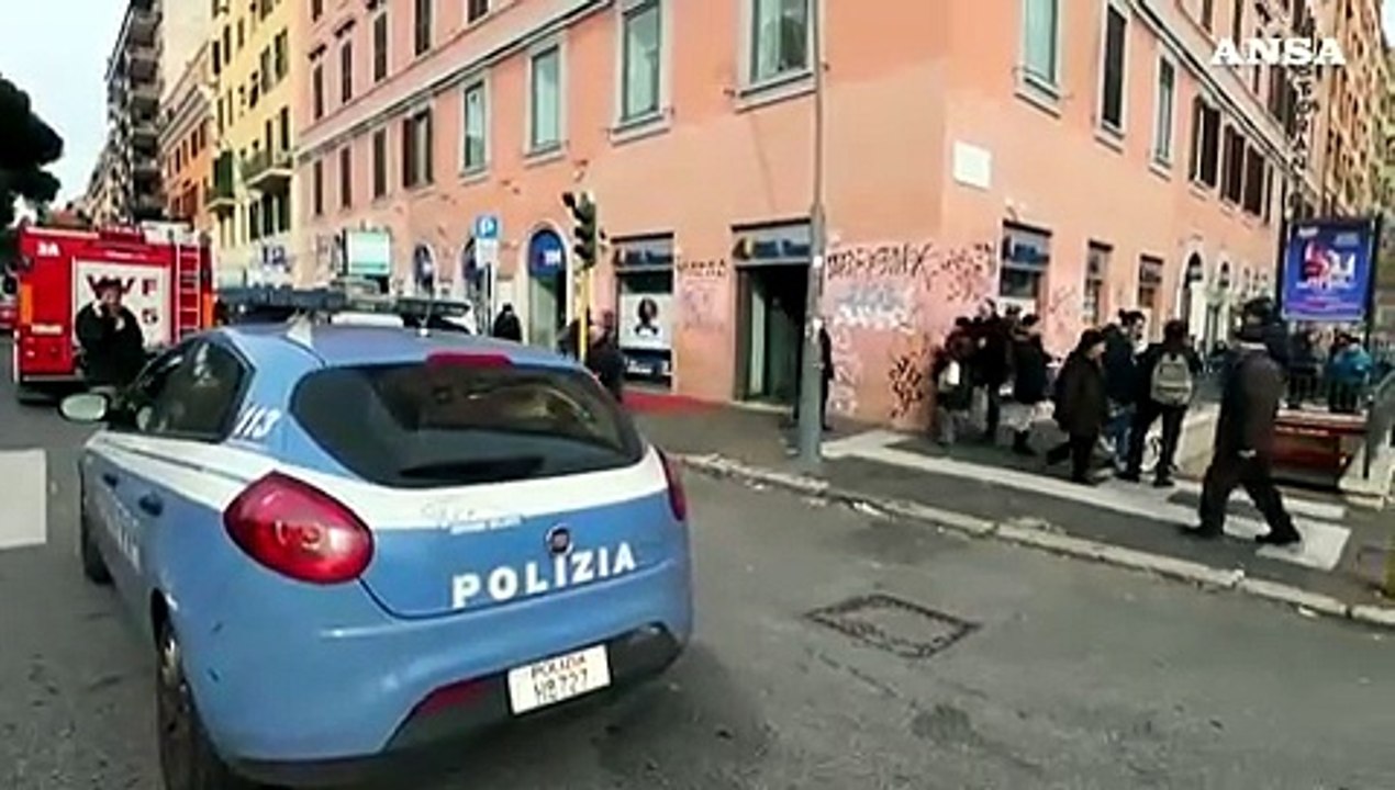 Si lancia su binari metro, 15enne muore investita a Roma