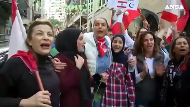 Rose in pugno e bandiere libanesi: donne marciano per unita' del Paese
