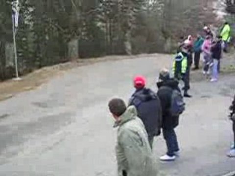 Sebastien Loeb frôle un gendarme