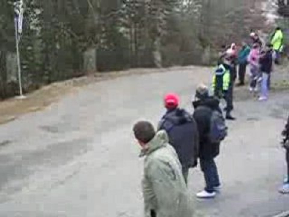 Sebastien Loeb frôle un gendarme