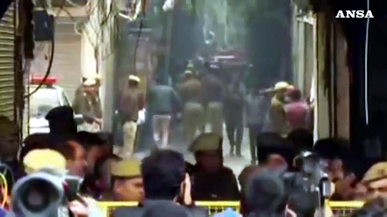 New Delhi, incendio in un mercato di cereali: almeno 43 morti