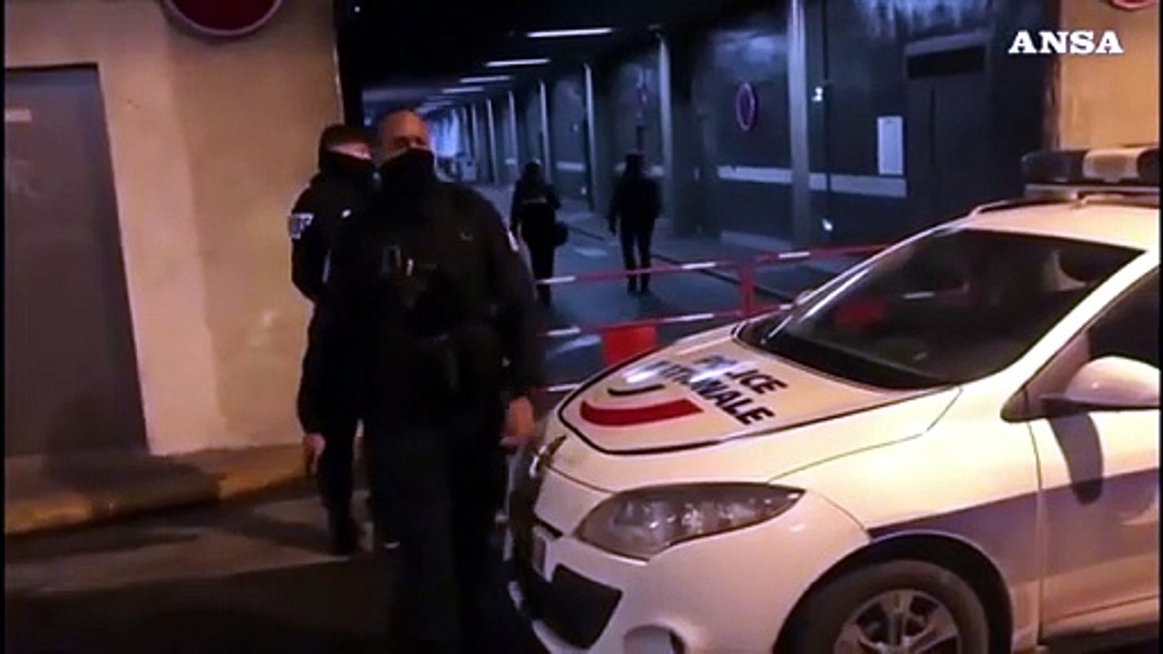 Parigi, minaccia agenti con un coltello: ucciso dalla polizia