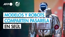 Modelos y robots comparten la pasarela en Seúl