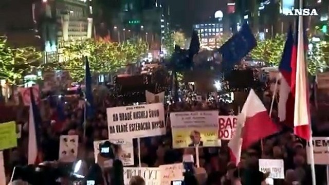 Migliaia in piazza a Praga per le dimissioni del premier Babis
