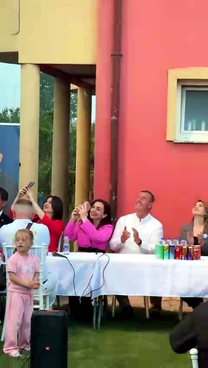 Atmosferë e zjarrtë në Obiliq: Pamje nga pritja që qytetarët i bënë Vjosa Osmanit gjatë takimit elektoral