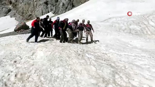 Şelalede mahsur kalan vatandaş kurtarıldı