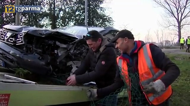 PIAZZA DI BASILICANOVA: SCHIANTO FRONTALE, 5 FERITI, GRAVE UNA 91ENNE