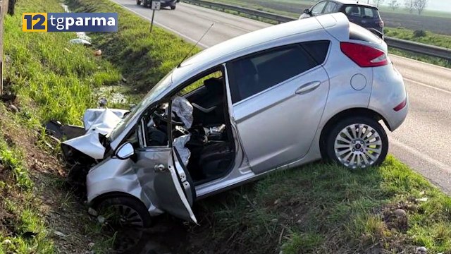 SCHIANTO SULL'ASOLANA, AUTO NEL CANALE: GRAVE UN 26ENNE | SCHIANTO SULL'ASOLANA, AUTO NEL CANALE: GRAVE UN 26ENNE