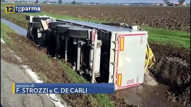 CAMION SI RIBALTA E SCONTRO TRA DUE AUTO, TRE FERITI AL MAGGIORE