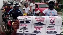 Grupo faz passeata e cobra justiça por mortes de motociclista por aplicativo e passageira em Lauro de Freitas