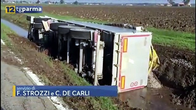 CAMION SI RIBALTA E SCONTRO TRA DUE AUTO, TRE FERITI AL MAGGIORE