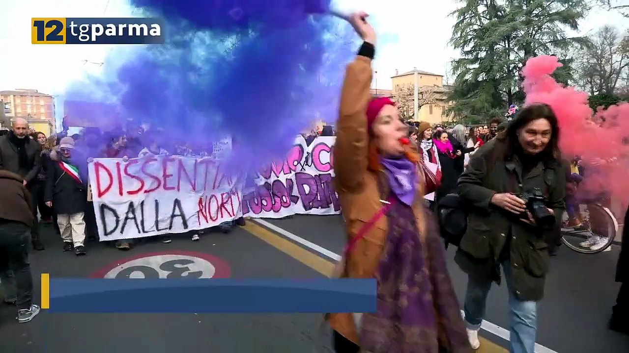 8 MARZO, PER LE VIE DEL CENTRO IL CORTEO "DISSENTIAMO DALLA NORMA" | 8 MARZO, PER LE VIE DEL CENTRO IL CORTEO "DISSENTIAMO DALLA NORMA"
