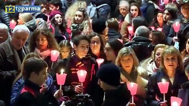 MASCHI CHE S'IMMISCHIANO , IN CENTINAIA ALL'EVENTO SOTTO I PORTICI DEL GRANO