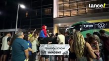 Torcedores cantam músicas de apoio a Rayan e Neymar