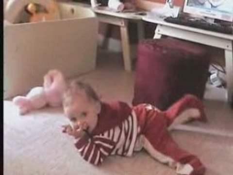 Tina essaie 4 pattes 9 mois et demi 2008_06_17_14_~