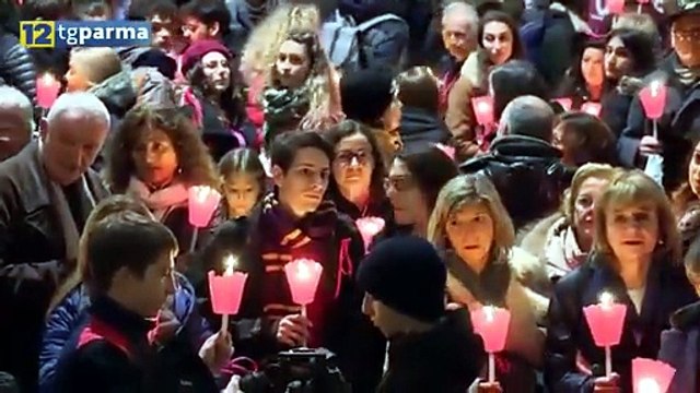 MASCHI CHE S'IMMISCHIANO , IN CENTINAIA ALL'EVENTO SOTTO I PORTICI DEL GRANO