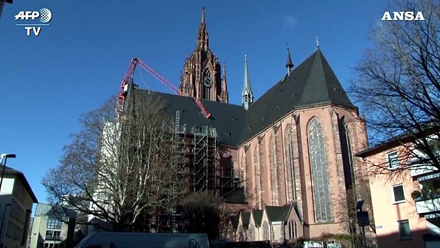 Ciara, gru crolla e danneggia il tetto della Cattedrale di Francoforte