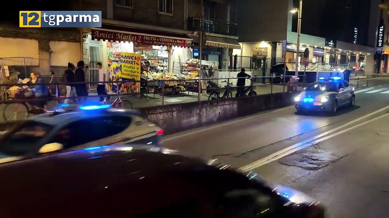 AGGREDISCE UNA FAMIGLIA E DUE RAGAZZI IN CENTRO...