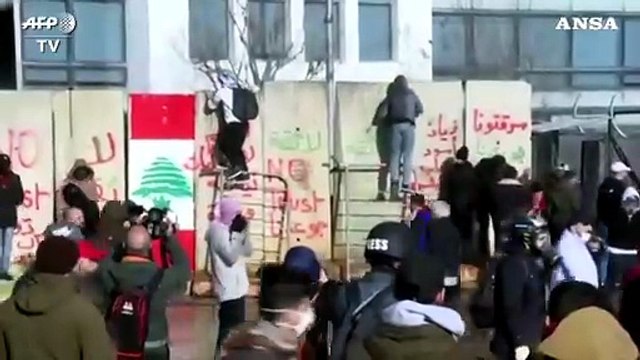 Libano, scontri tra manifestanti e polizia a Beirut
