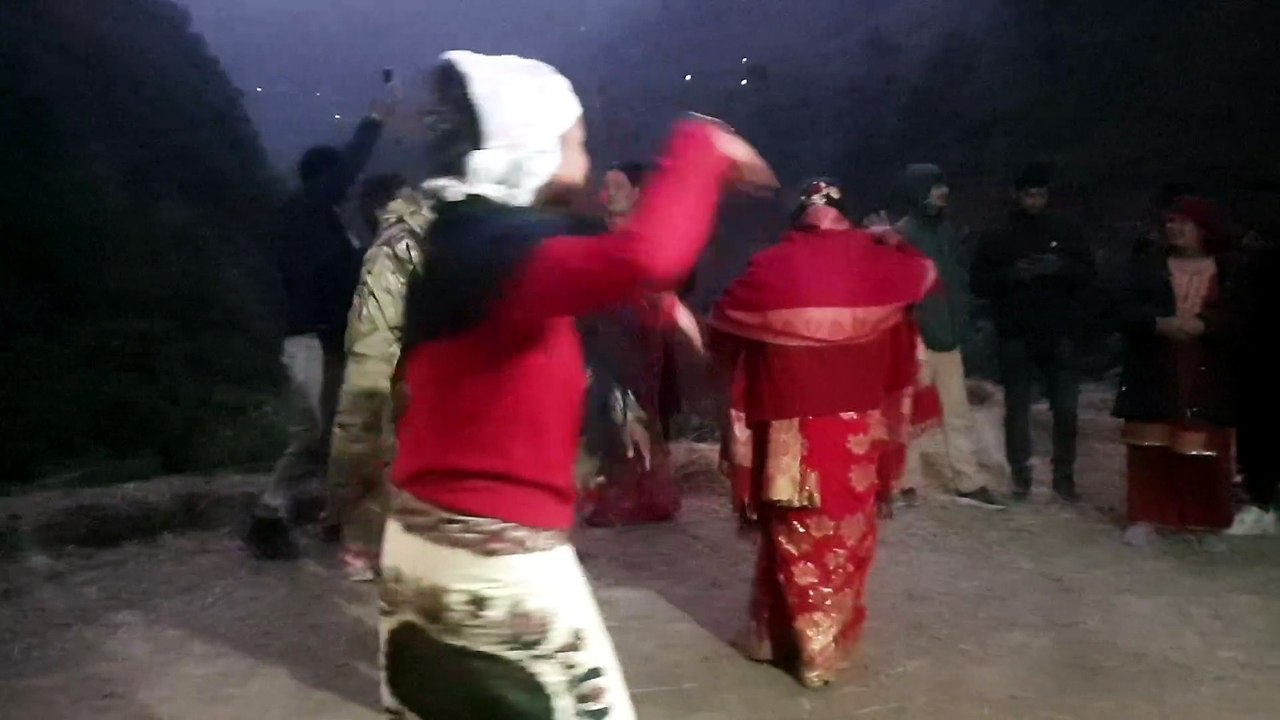 bride and groom dancing in naumati baja |