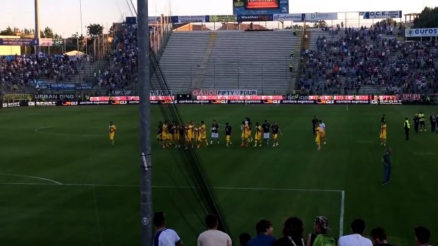 Applausi per i giocatori sotto la curva