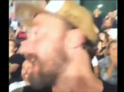 Francesco Facchinetti guida il coro per i Pooh San Siro