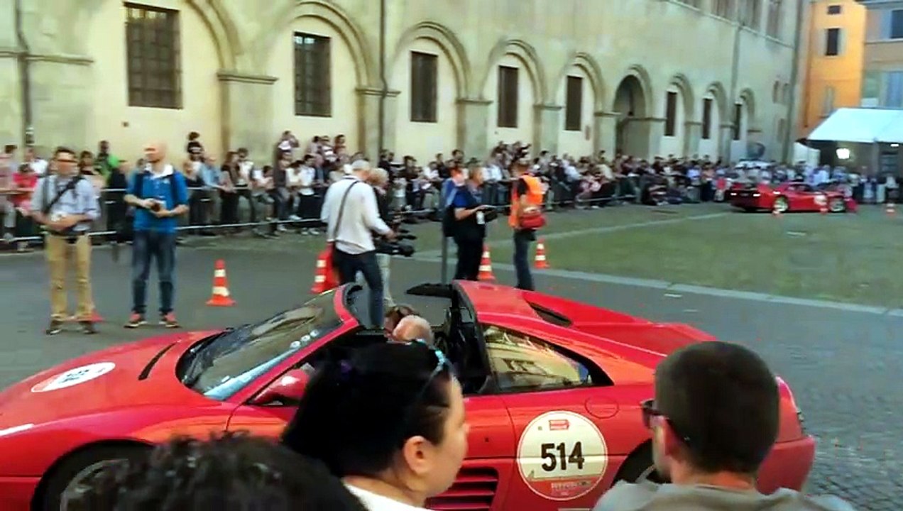 Una Ferrari lascia piazza Duomo
