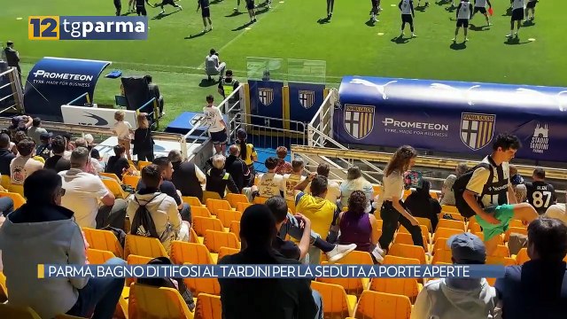 PARMA, BAGNO DI TIFOSI AL TARDINI PER LA SEDUTA A PORTE APERTE | PARMA, BAGNO DI TIFOSI AL TARDINI PER LA SEDUTA A PORTE APERTE