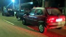 Corsa colide contra Saveiro estacionada e homem fica ferido