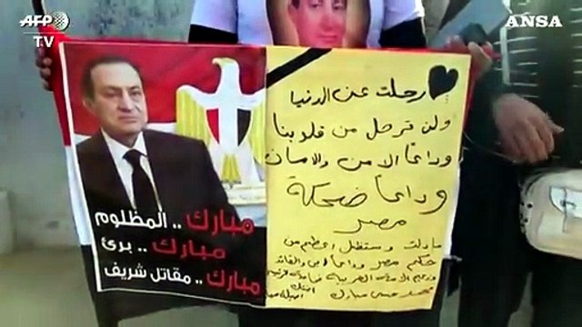 Egiziani in lutto per la morte dell'ex presidente Mubarak