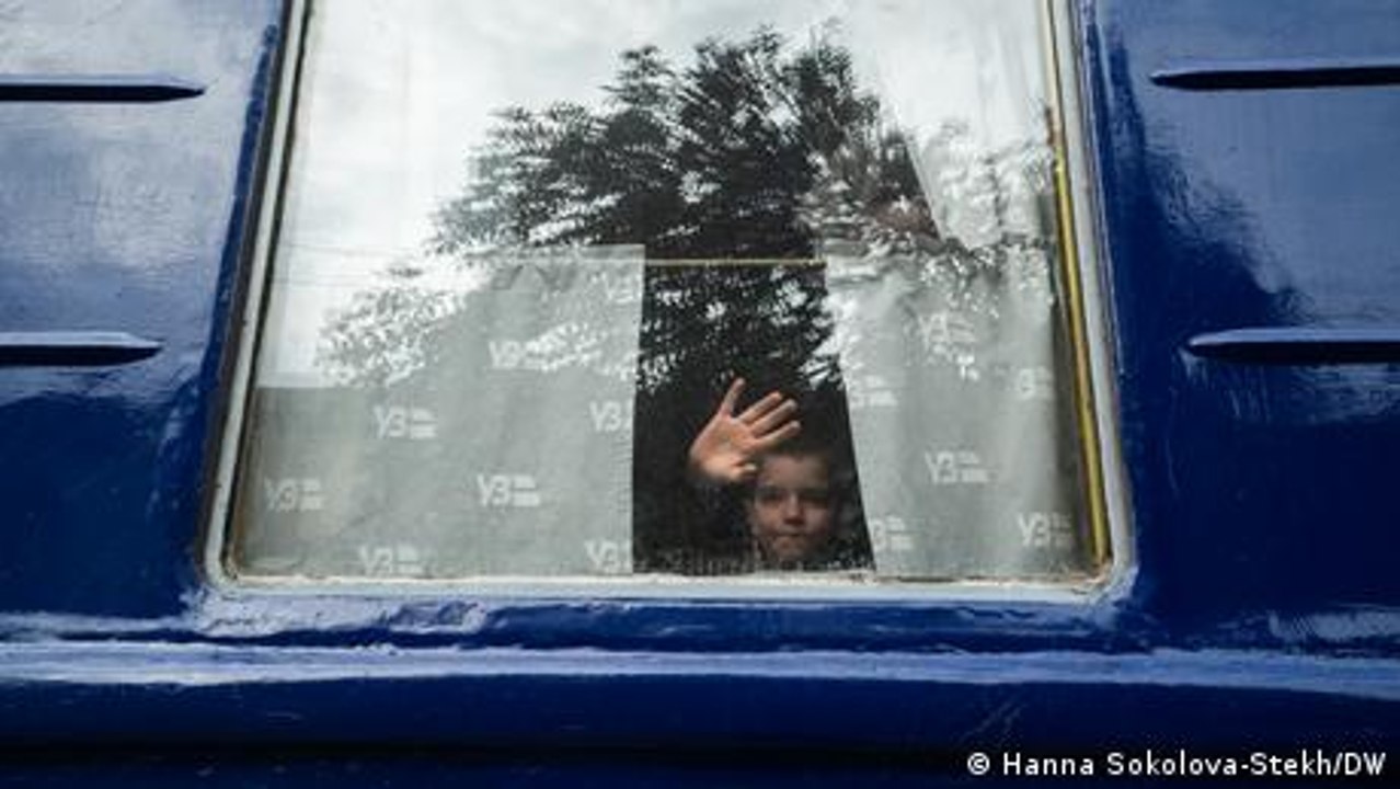 Ukraine: Inside the train carrying soldiers to front lines