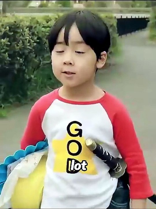 A 5-year-old boy lives alone in a rental apartment but stays tough