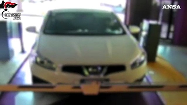 Roma, rapina nei parcheggi del centro commerciale: due arresti