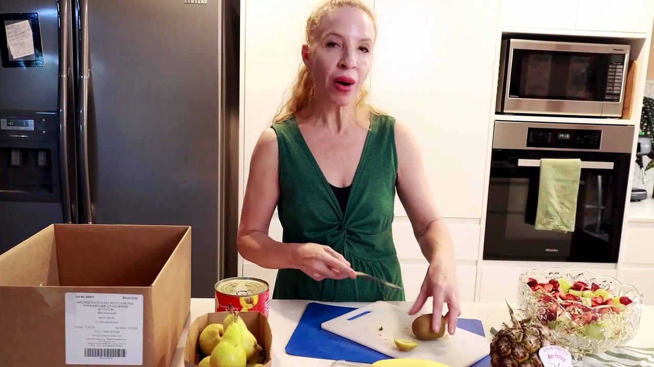 How to Make a Delicious Fruit Salad That Stays Fresh! 🍎🍍🥗