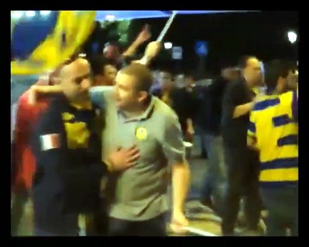 La festa fuori dallo stadio e in piazza