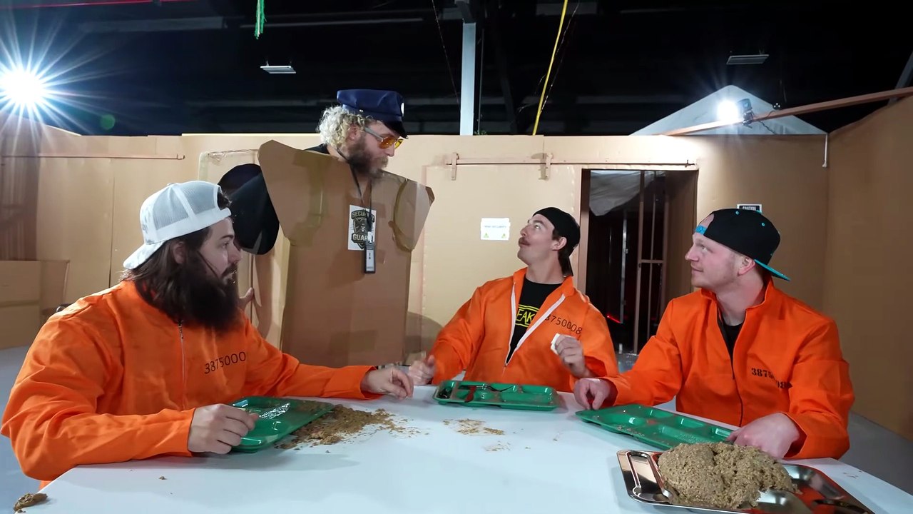 📦🚔 I Spent 7 DAYS Escaping a CARDBOARD PRISON! 😱