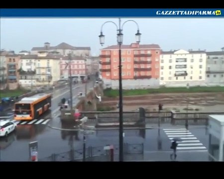 16,45 - Il Baganza tracima: chiuso il ponte di via Po