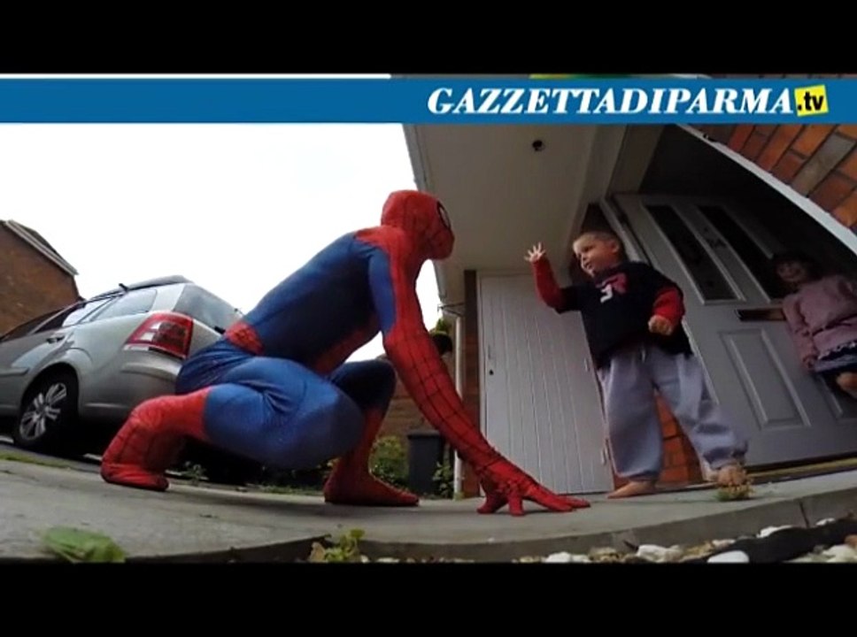 Il padre si traveste da Spiderman per il figlio malato
