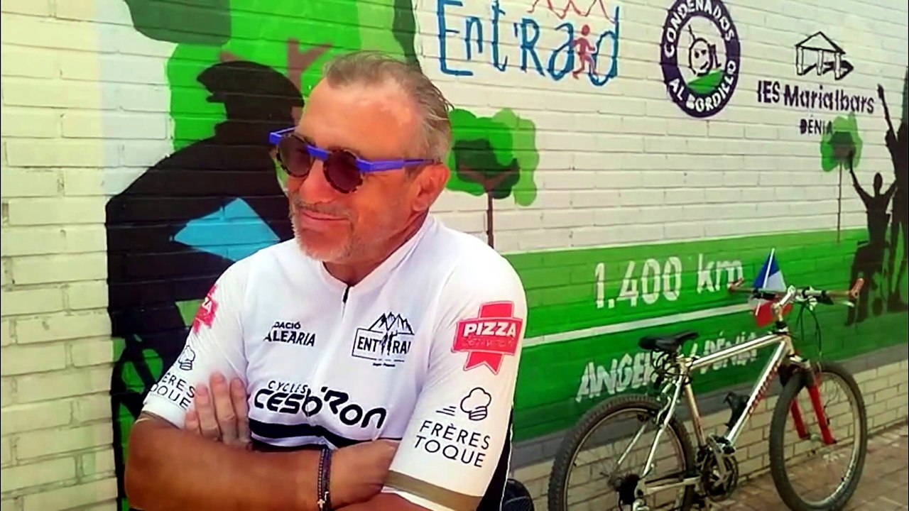 Entrevista a Franck Garanger, ciclista de la asociación francesa Entraid, en la meta de la Carrera Solidaria Angers-Dénia
