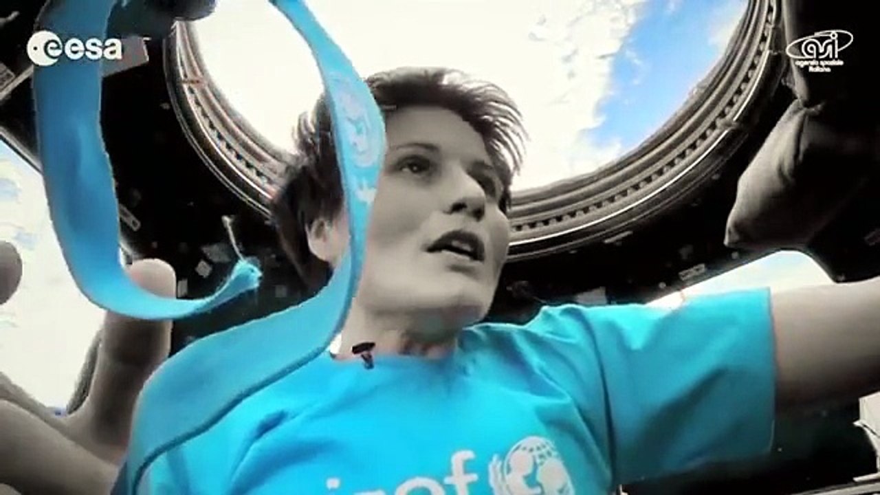 Il karaoke spaziale (e benefico) di Samantha