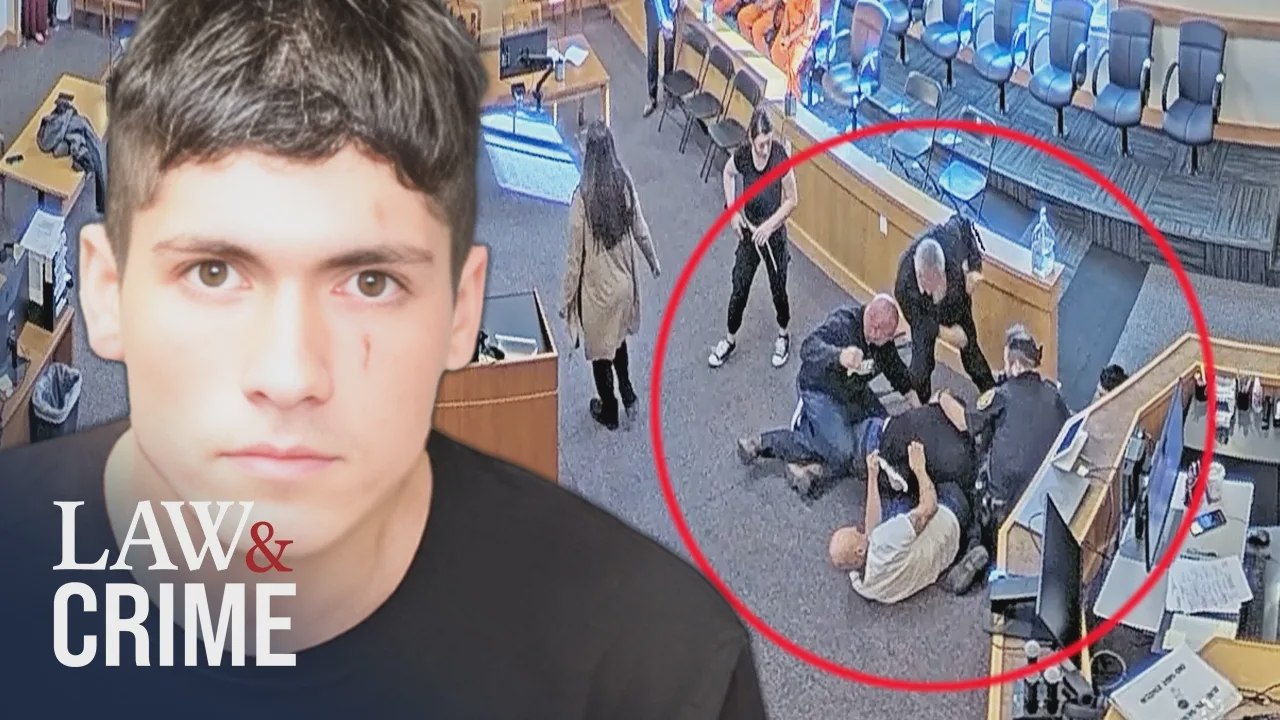 Familia se lanza contra asesino en brutal pelea dentro del juzgado: Imágenes de cámara corporal