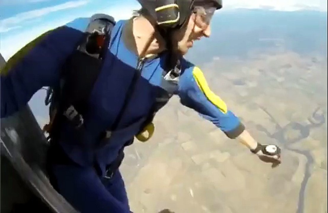 Paracadute bloccato: video da paura