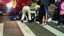 Jovem de 18 anos fica ferido em acidente entre Peugeot 308 e veículo elétrico na Avenida Brasil