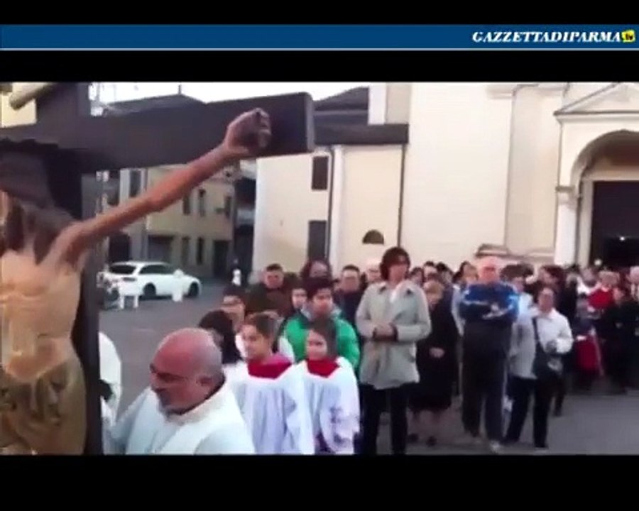 Processione per fermare le acque. Alla Don Camillo
