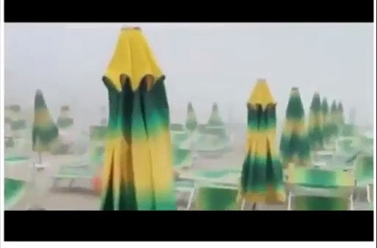 Tempesta di sabbia a Rimini: bagnanti in fuga