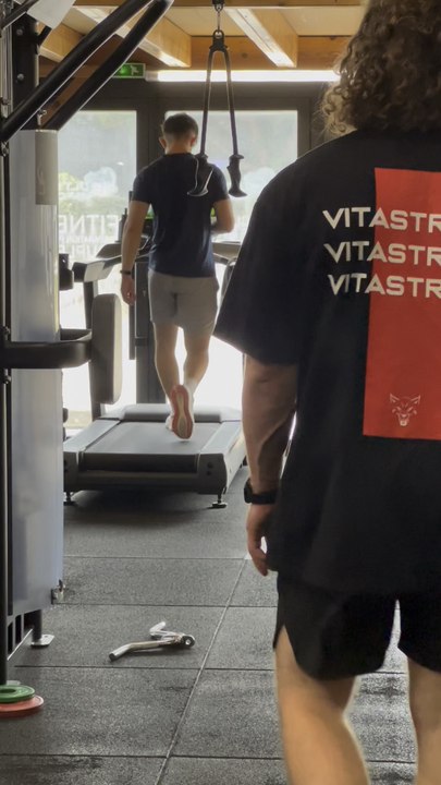 Triceps extension la team ! 💪🔥 par ce qu’on veu des gros bras non ? 😂